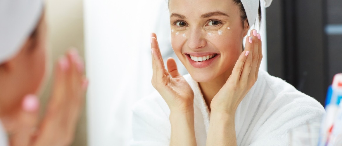 ¡No procrastines en tu belleza facial! Beneficios de un cuidado facial constante y productos indispensables.
